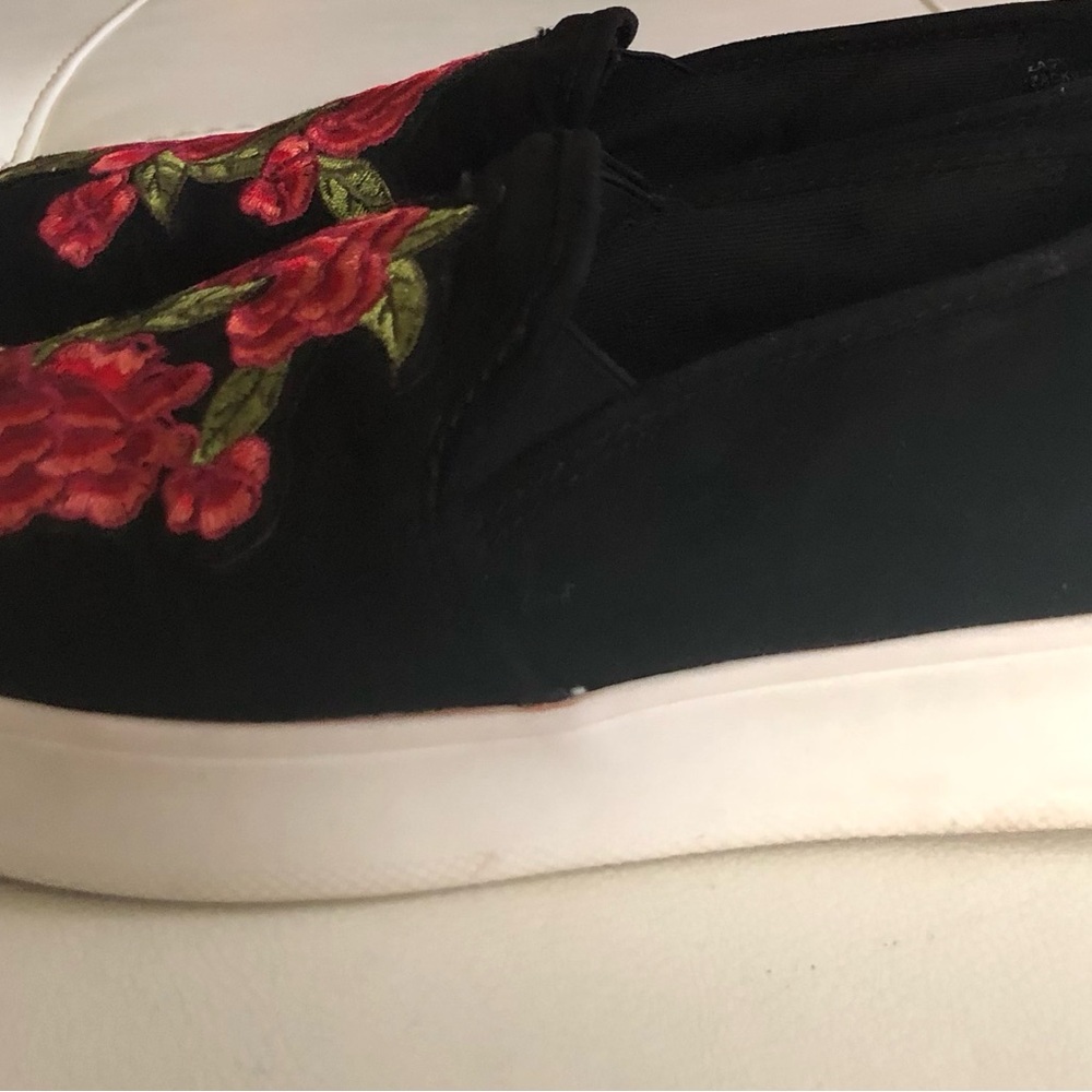 Steve Madden slip ons - Picture 2 of 8